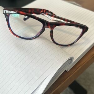 Blue light glasses to ease your eye strain when in front of screens